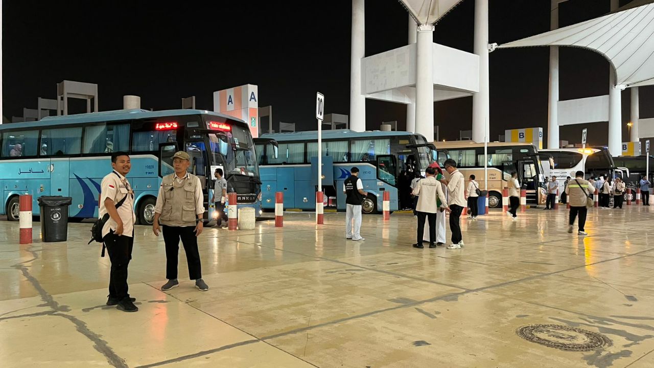 Petugas haji Indonesia melayani kedatangan jemaah di Jeddah