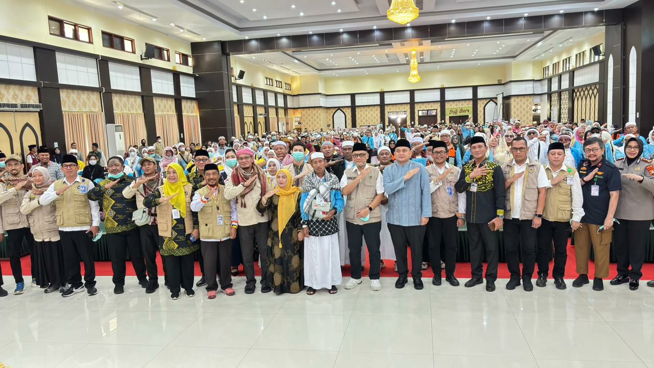 Jamaah Tunanetra Asal Sinjai Diabadikan Jadi Nama Masjid di Arab Saudi, Menhaj Gus Irfan Sambut Pelukan di Makassar