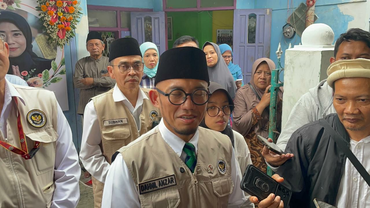 Di Tengah Duka Mendalam, Petugas Haji Ini Tetap Bertugas: Wamenhaj Datang Menguatkan Keluarga