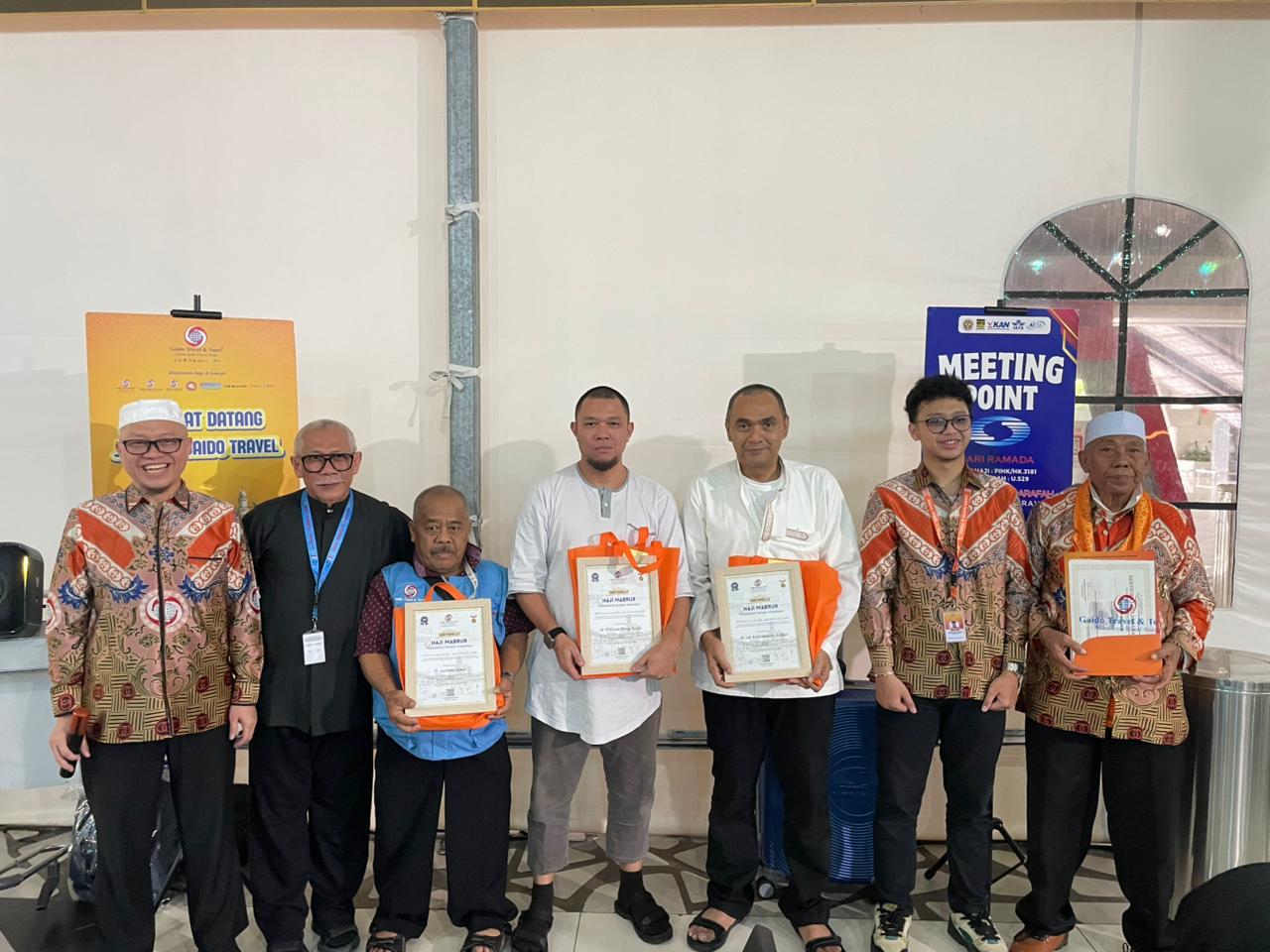 Jemaah Haji Khusus 2026 Tiba di Tanah Air, Disambut Haru Keluarga dan Manajemen Travel